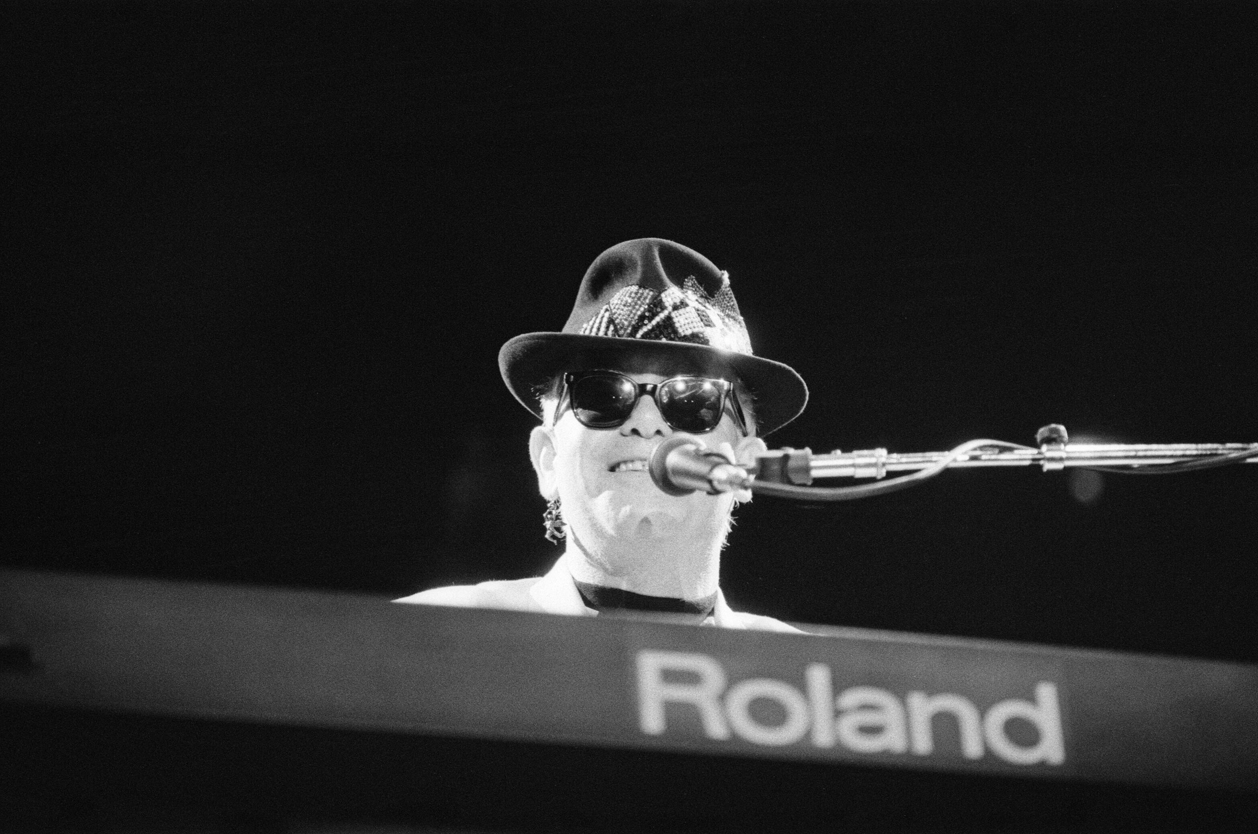 R53JT7 Elton John performing at the National Exhibition Centre, Birmingham, on his Reg Strikes Back Tour. 17th May 1989.